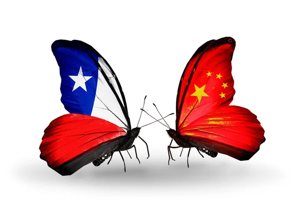 Бабочки с флагами Чили и Китая — стоковое фото