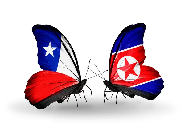 Farfalle con bandiere Cile e Corea del Nord — Foto Stock