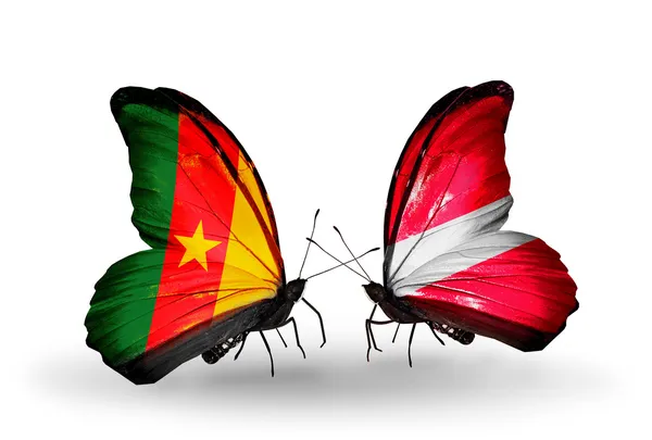 Borboletas com bandeiras dos Camarões e da Letónia — Fotografia de Stock