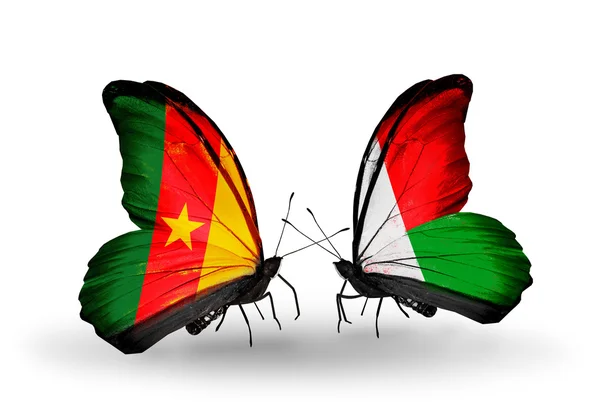 Farfalle con bandiere Camerun e Madagascar — Foto Stock