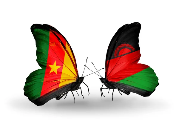 Mariposas con banderas de Camerún y Malawi — Foto de Stock