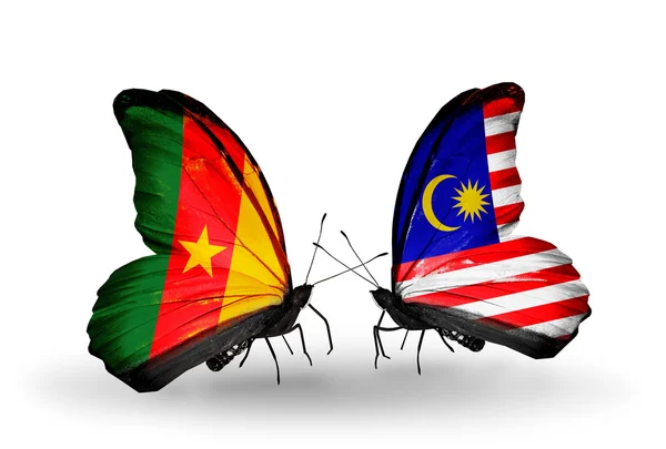Fjärilar med Kamerun och malaysia flaggor — Stockfoto
