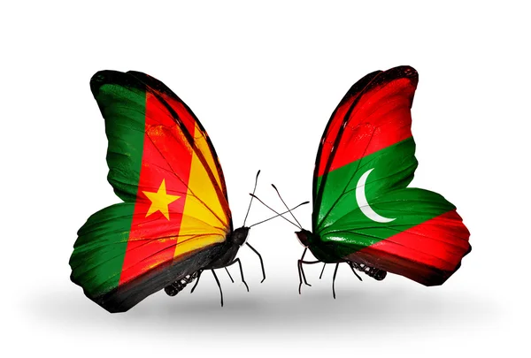 Fjärilar med Kamerun och Maldiverna flaggor — Stockfoto