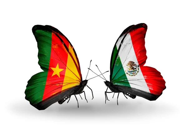 Farfalle con bandiere Camerun e Messico — Foto Stock