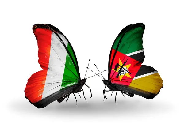 Mariposas con banderas Cote Divoire y Mozambique — Foto de Stock