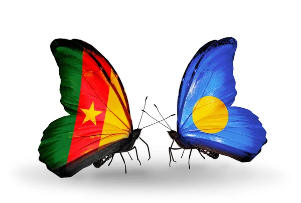 Vlinders met Kameroen en palau vlaggen — Stockfoto