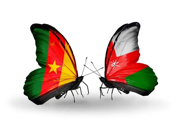 Fjärilar med Kamerun och oman flaggor — Stockfoto