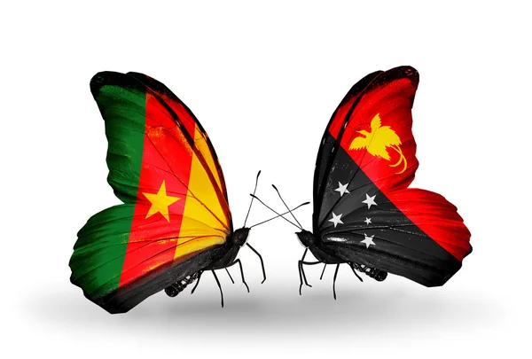 カメルーンとパプア ニューギニアの旗と蝶 — ストック写真