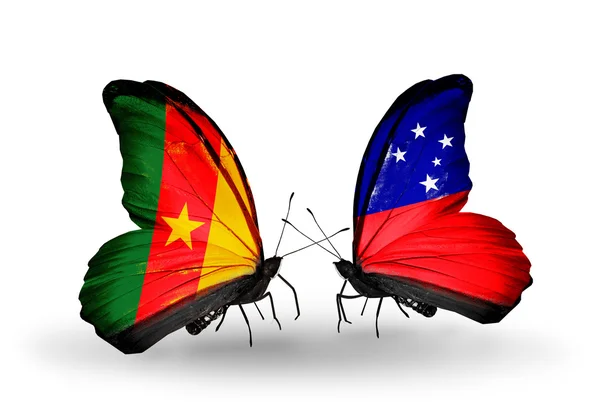 蝴蝶与喀麦隆和萨摩亚国旗 — 图库照片