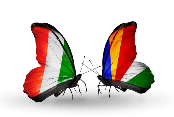 Fildişi Sahili ve Seyşeller bayrakları taşıyan kelebekler — Stok fotoğraf