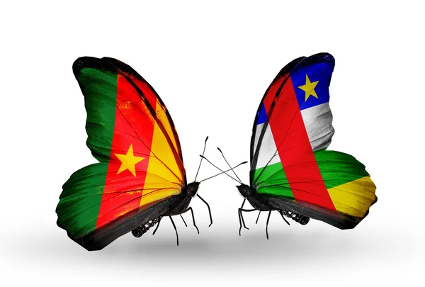 Kamerun ve Orta Afrika Cumhuriyeti bayrakları taşıyan kelebekler — Stok fotoğraf