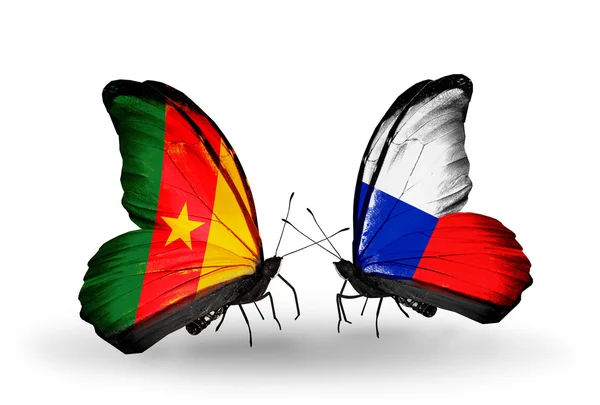 Papillons avec drapeaux Cameroun et Tchéquie — Photo