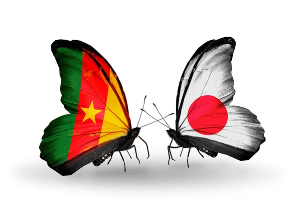 Borboletas com bandeiras dos Camarões e do Japão — Fotografia de Stock
