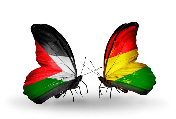 Mariposas con banderas de Palestina y Bolivia en alas — Foto de Stock