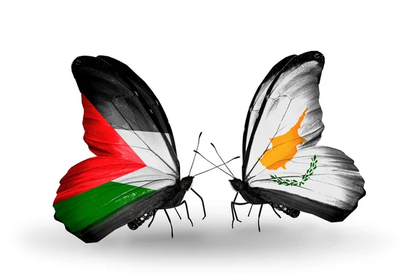 Schmetterlinge mit Palestin- und Zypernfahnen — Stockfoto