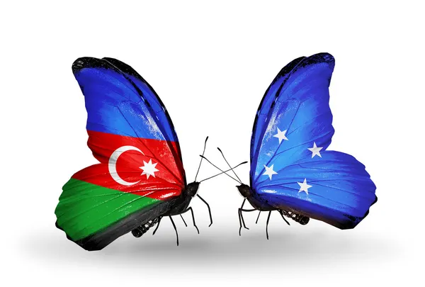 Dos mariposas con banderas de Azerbaiyán y Micronesia — Foto de Stock
