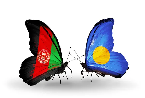 两只蝴蝶与阿富汗和帕劳的国旗 — 图库照片