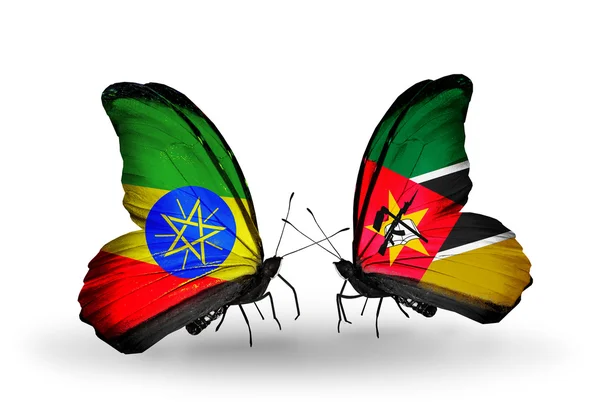 Две бабочки с флагами Эфиопии и Мозамбика — стоковое фото
