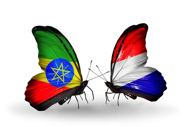 Dva motýli s vlajkami Etiopie a Holandska — Stock fotografie