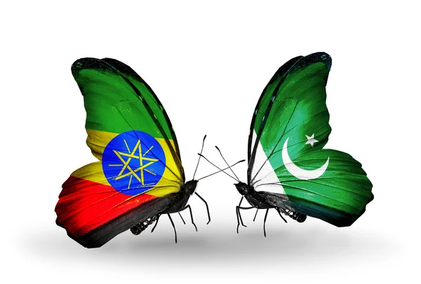 Две бабочки с флагами Эфиопии и Пакистана — стоковое фото