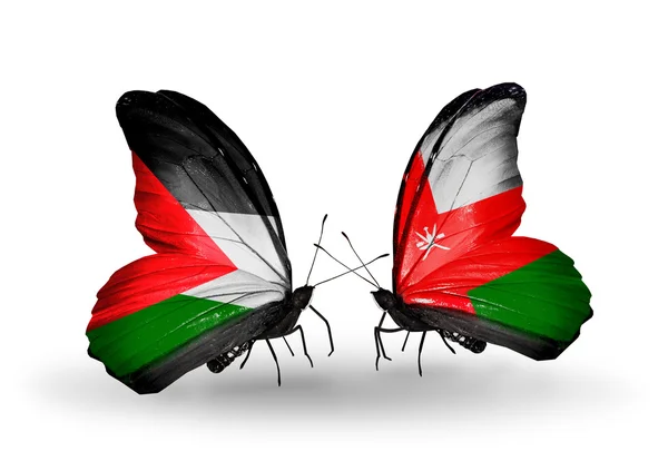 Две бабочки с флагами Палестины и Омана — стоковое фото