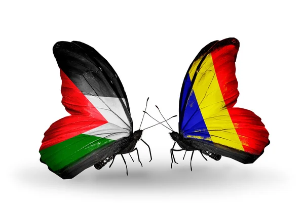 两只蝴蝶与巴勒斯坦和乍得，罗马尼亚的国旗 — 图库照片