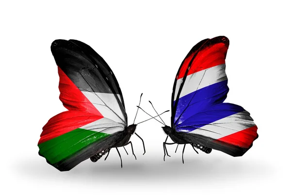 两只蝴蝶与巴勒斯坦和泰国的国旗 — 图库照片