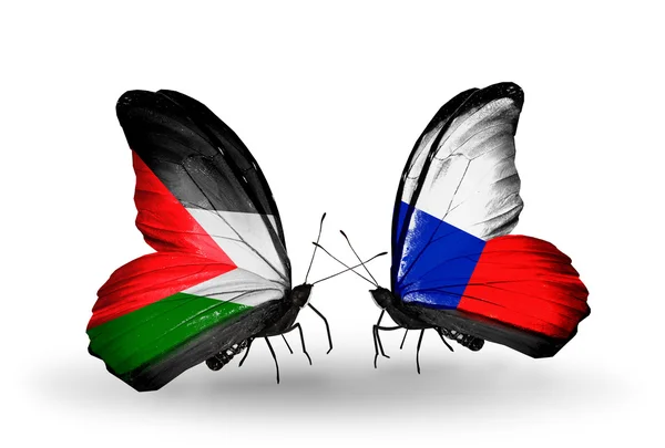 Dos mariposas con banderas de Palestina y Checa — Foto de Stock