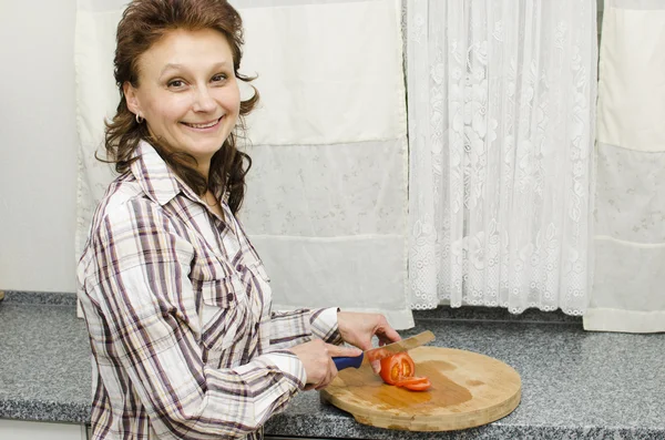 Cutting a tomato — Stock Photo, Image