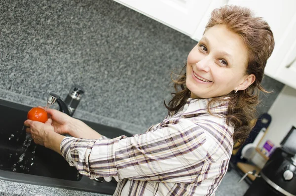 Washing a tomato — Stock Photo, Image