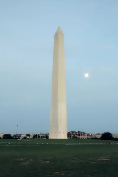 Tidigt på kvällen på washington monument — Stockfoto