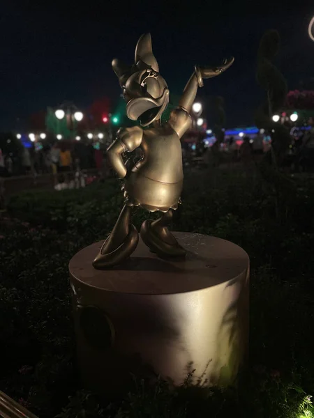 Estatua Del Aniversario Del Pato Margarita Frente Castillo Cenicienta Reino — Foto de Stock