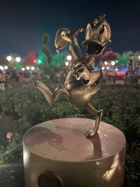 Donald Duck 50Th Anniversary Statue Front Cinderella Castle Magic Kingdom — стоковое фото