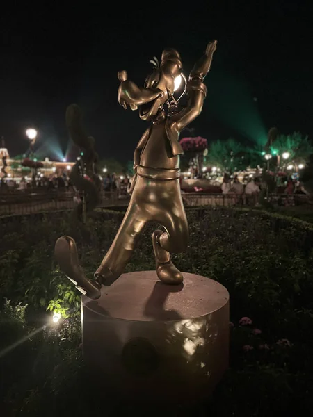 Goofy 50Th Anniversary Statue Front Cinderella Castle Magic Kingdom Orlando — стоковое фото