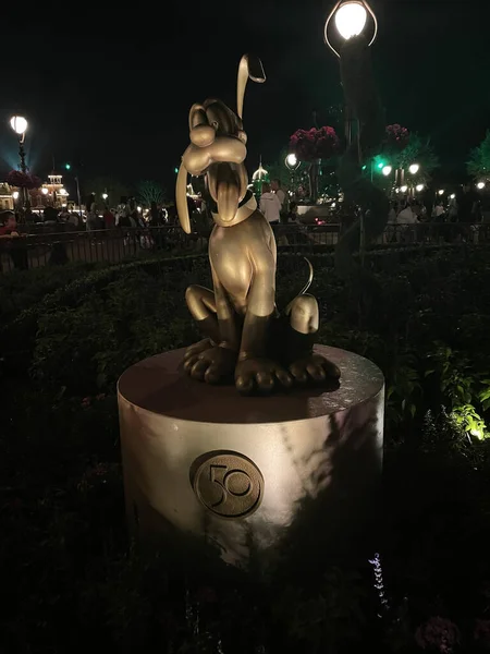 Pluto 50Th Anniversary Statue Front Cinderella Castle Magic Kingdom Orlando — стоковое фото