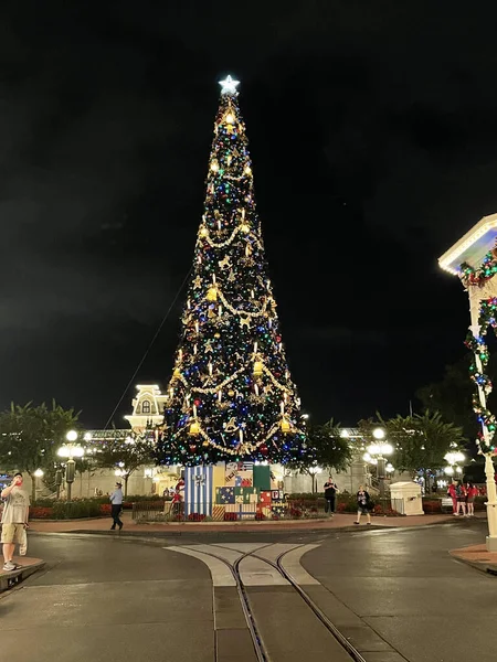 Χριστουγεννιάτικο Δέντρο Φωτίστηκε Στην Είσοδο Του Μαγικού Βασιλείου Στο Walt — Φωτογραφία Αρχείου