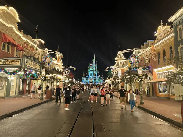 Mirando Una Vista Por Main Street Usa Castillo Cenicienta Reino — Foto de Stock