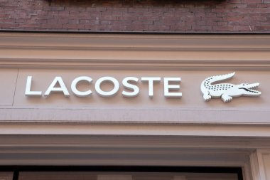 Amsterdam 'daki Billboard Lacoste Mağazası Hollanda 25-3-2020