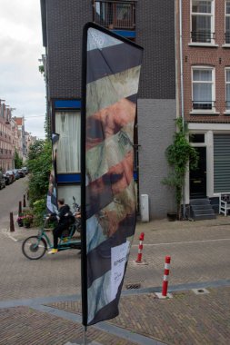 Amsterdam Noorderkerk Kilisesi 'nde bayrak Hollanda 2-9-2021