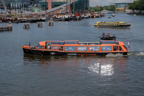 Lover Canal Cruises Boat Amsterdam Nederländerna 2021 — Stockfoto