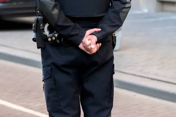 Policjant Rękami Plecach Amsterdamie Holandia 2020 — Zdjęcie stockowe