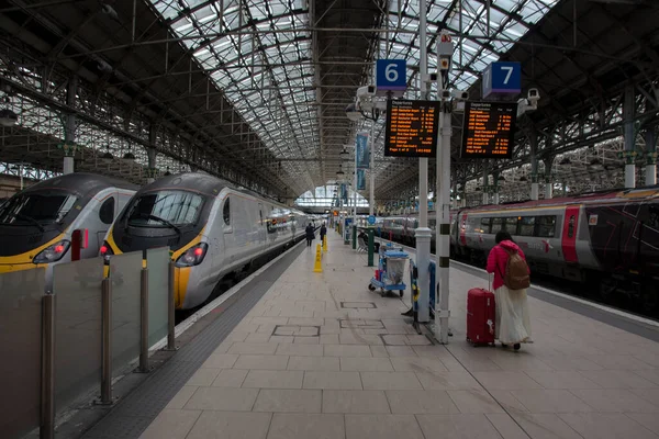 Manchester İngiltere 8-12-2019 Piccadilly tren istasyonunda 6. ve 7. peronda.