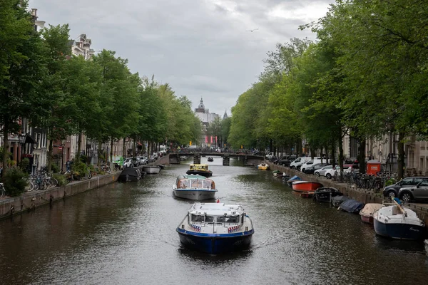 Polizeiboot Und Kanalkreuzfahrtschiffe Amsterdam Niederlande 2021 — Stockfoto