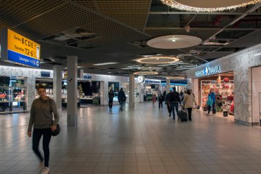 Schiphol havaalanından alışveriş yapıyor Hollanda 7-12-2019