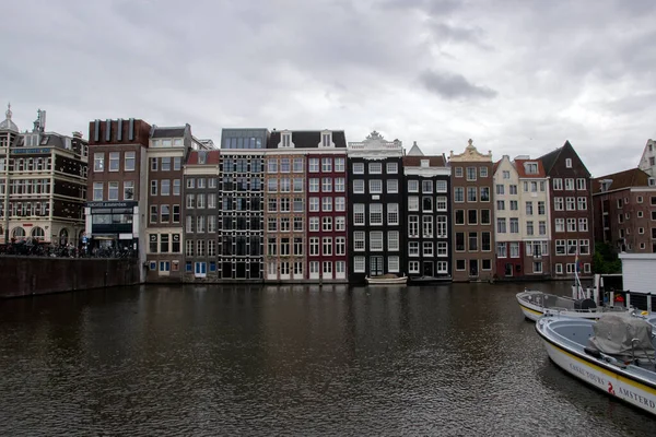 サイドビュー運河ボートの魅力 ダマーク アムステルダムオランダ16 2021 — ストック写真