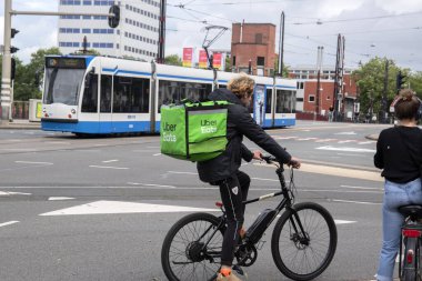 Amsterdam 'a Uber Teslimat Bisikleti 6-8-2021 Hollanda