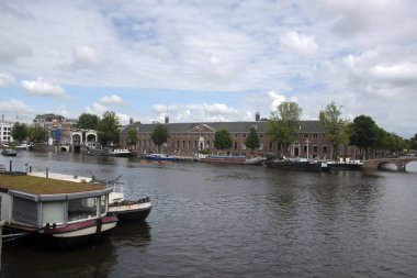 Amsterdam 'daki Amstel Nehri boyundaki Hermitage Müzesi Hollanda 20-8-2021