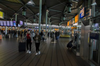 Schiphol Havaalanında Turistler 20-4-2019