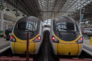 Manchester İngiltere 'deki Piccadilly Tren İstasyonu' ndaki Trenler 8-12-2019