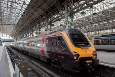 Manchester İngiltere 'deki Piccadilly tren istasyonunda Bournemouth' a giden tren 8-12-2019